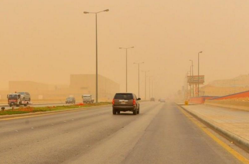 غبار وأمطار رعدية تضرب معظم مناطق السعودية