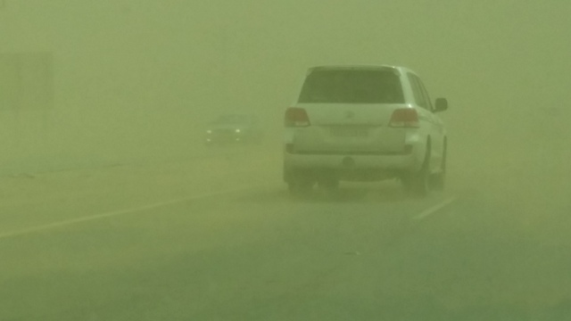العاصفة “مُظلمة” تحط رحالها في الرياض وتعدم الرؤية