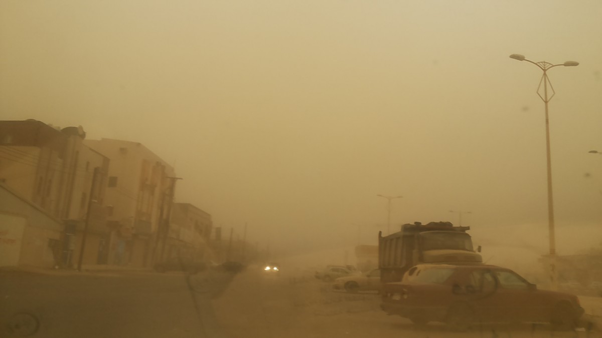 بالصور… “الغبار” يجتاح جازان ويحجب الرؤية الأفقية