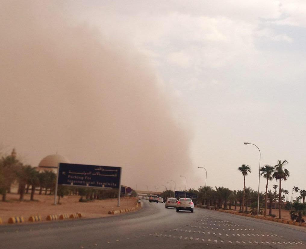 الآن .. موجة غبار تداهم الرياض وتحجب الرؤية الأفقية