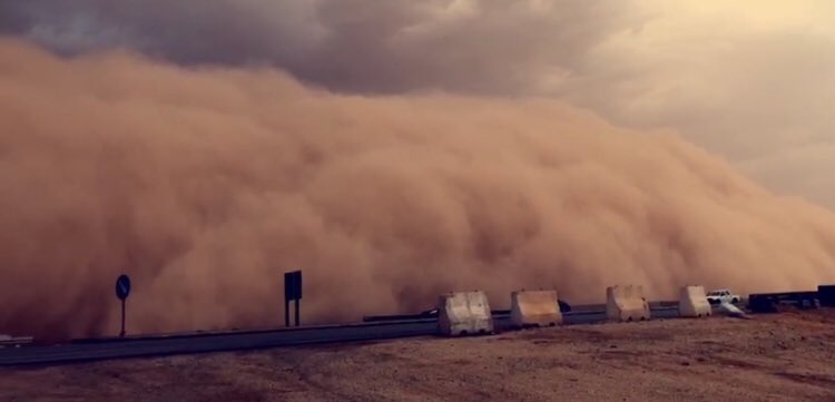 شاهد.. أمطار غزيرة على الرياض بعد موجة غبارية كثيفة