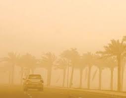 موجة غبار تحجب الرؤية بمحافظة عفيف