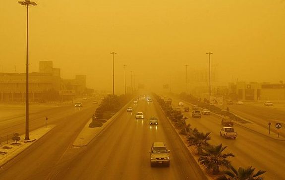 غبار العاصمة يستنفر طوارئ “الملك سعود الطبية”