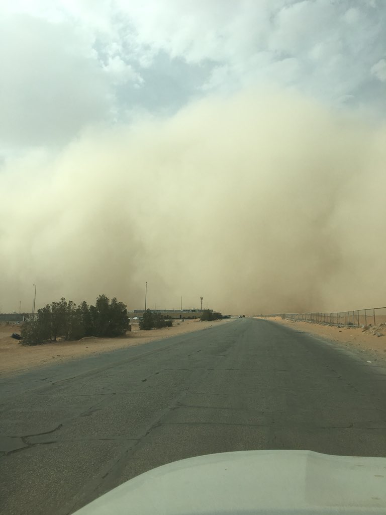 بالفيديو والصور.. عاصفة غبارية تصل الرياض بسرعة مذهلة