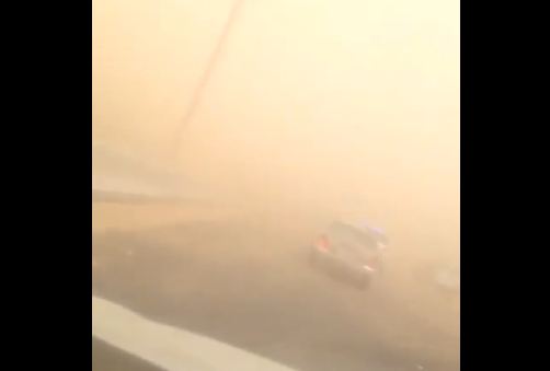 بالفيديو.. عاصفة رملية على جدة وتحذير من الأرصاد