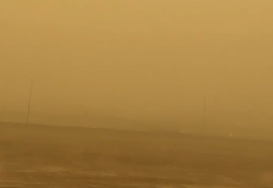 شاهد بالفيديو .. الغبار يحجب الرؤية في مطار جدة