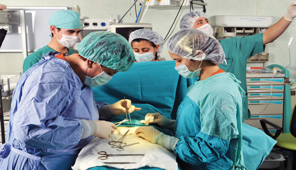 في جراحة نادرة.. إنقاذ سعودية من الموت بسكتة دماغية في “الإمارات”