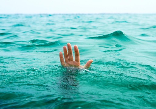 باكستاني يخنق طفلتيه وينتحر غرقاً في مسبح