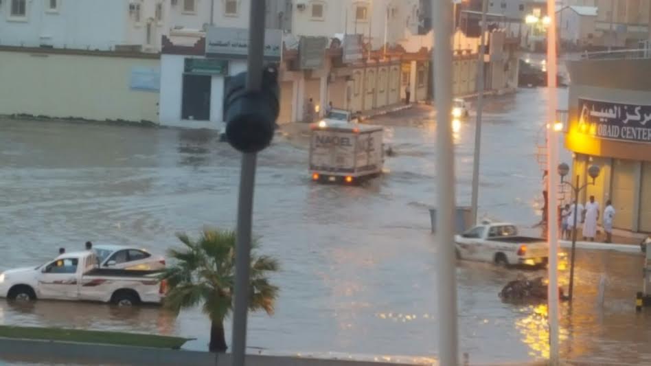 بالصور.. “المواطن” ترصُد غرق شوارع جازان.. والمياه تُحاصر مبنى الأمانة