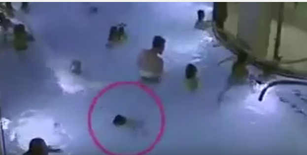 بالفيديو.. طفل يكافح الغرق في حمام سباحة وسط العشرات