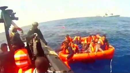 لحظة غرق قارب يحمل مهاجرين غير شرعيين قبالة سواحل ليبيا