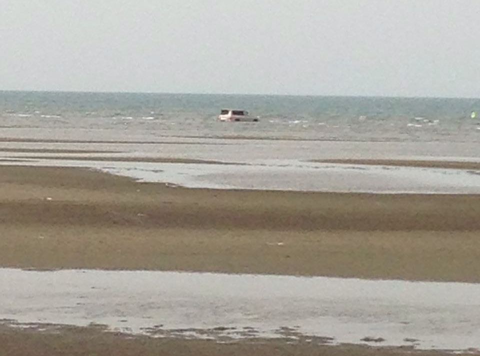 غرق مركبة بداخل البحر في سهي صامطة (1)