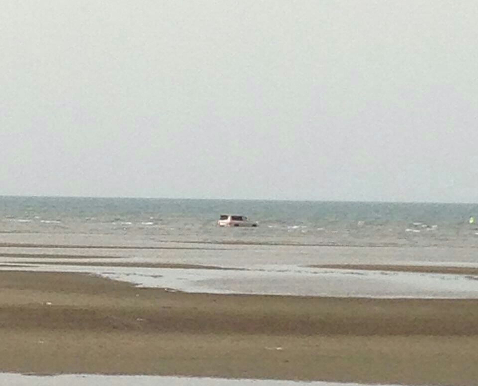 غرق مركبة بداخل البحر في سهي صامطة (7)