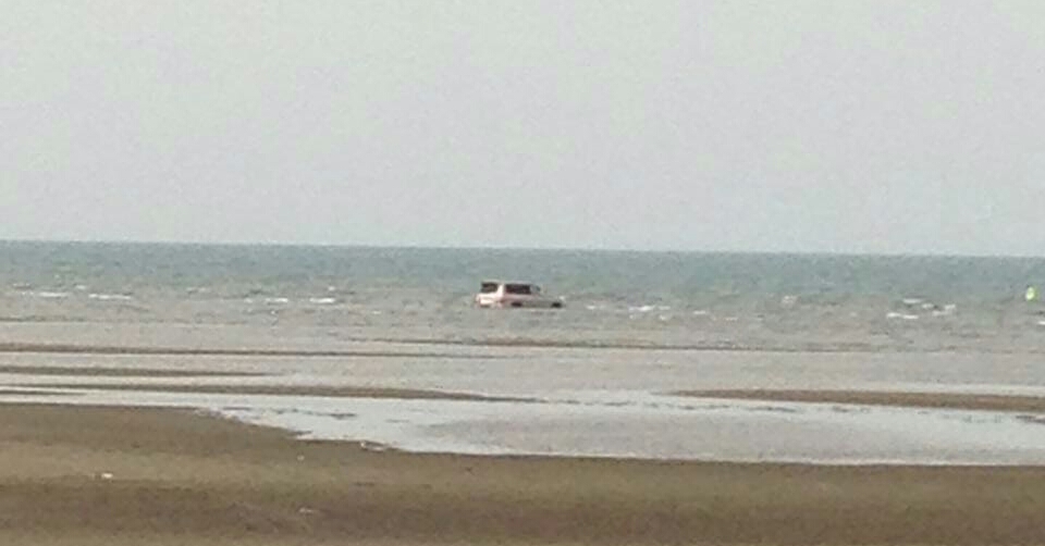 غرق مركبة بداخل البحر في سهي صامطة (8)