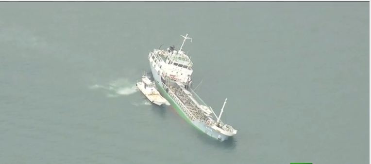 بالفيديو.. غرق ناقلة بحرية تحمل موادًا كيميائية قبالة سواحل اليابان