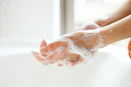 غسل اليدين لا ينظفهما فقط.. بل يرتب المخ أيضًا!