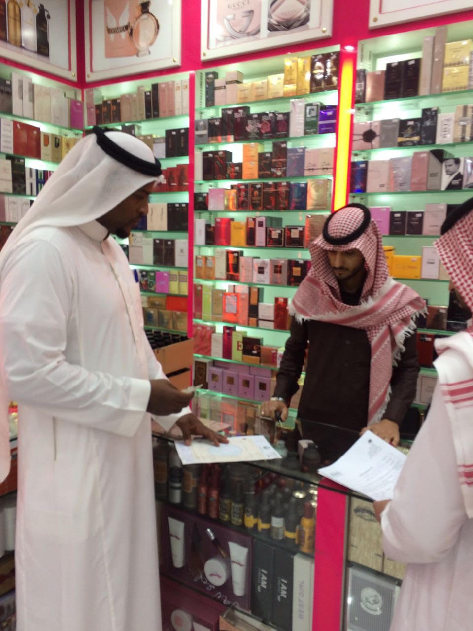 غلاق 30 محلا مخالف لاشتراطات التأنيث في #الرياض