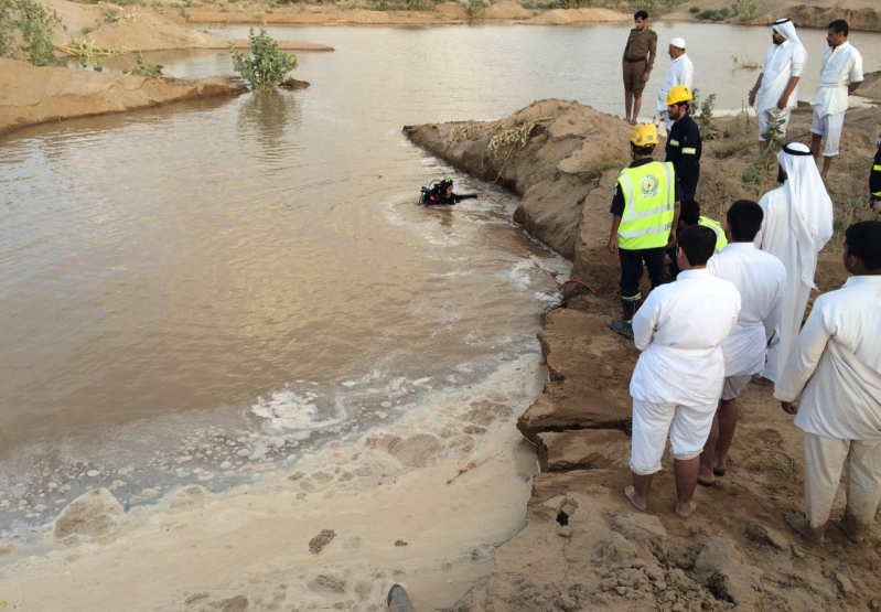 غواصوا مدني نجران يعثرون على جثة الشاب المفقود داخل حفرة ميا (4)