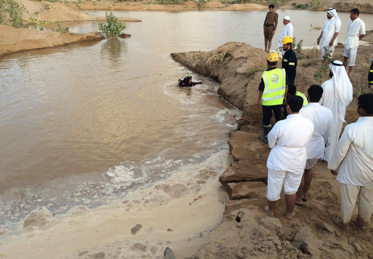 مدني نجران ينتشل جثة الشاب المفقود من داخل حفرة مياه
