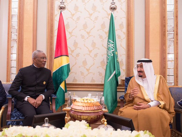 #خادم_الحرمين يلتقي رئيس غويانا التعاونية على هامش #قمة_الرياض
