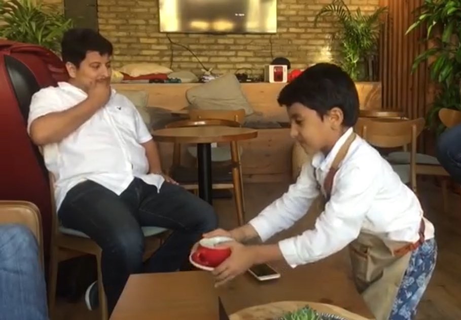 بالصور.. فارس ورفيف ومحمد طفلان بينهما وردة يديرون مقهاهم الخاص في جدة