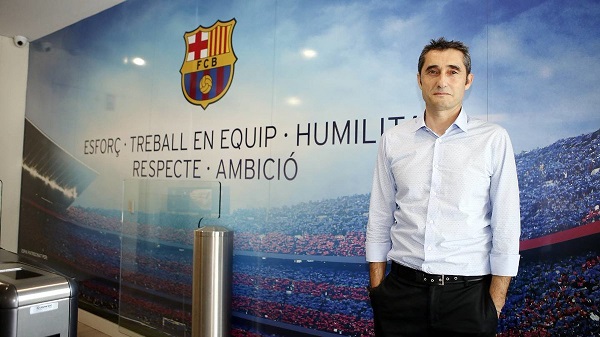 فالفيردي يصل برشلونة لتوقيع عقد تدريب الفريق الكتالوني