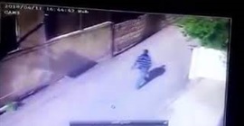 شاهد.. شاب يضرب فتاة بآلة حادة في وجهها!