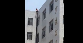 شاهد.. وسادة هوائية تنقذ فتاة قفزت من ارتفاع 7 طوابق