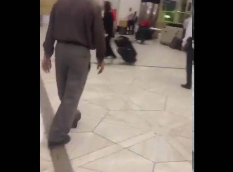 بالفيديو .. فتاة بملابس مثيرة تصرخ بحالة هيستيرية في مطار الملك خالد