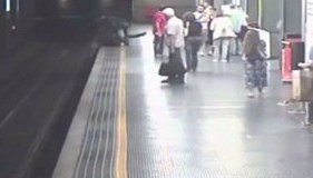 بالفيديو.. الشرطة الإيطالية تنقذ فتاة من الإنتحار في محطة قطار