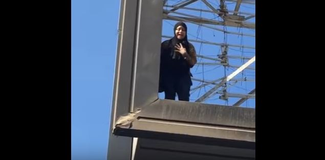 شاهد.. فتاة مصرية تحاول الانتحار فوق كوبري أكتوبر