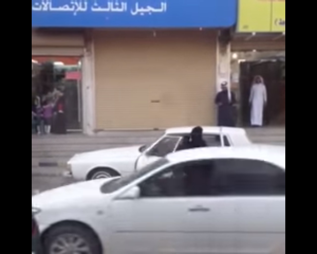 شاهد.. سيدة تستعرض بسيارتها في أحد شوارع المملكة