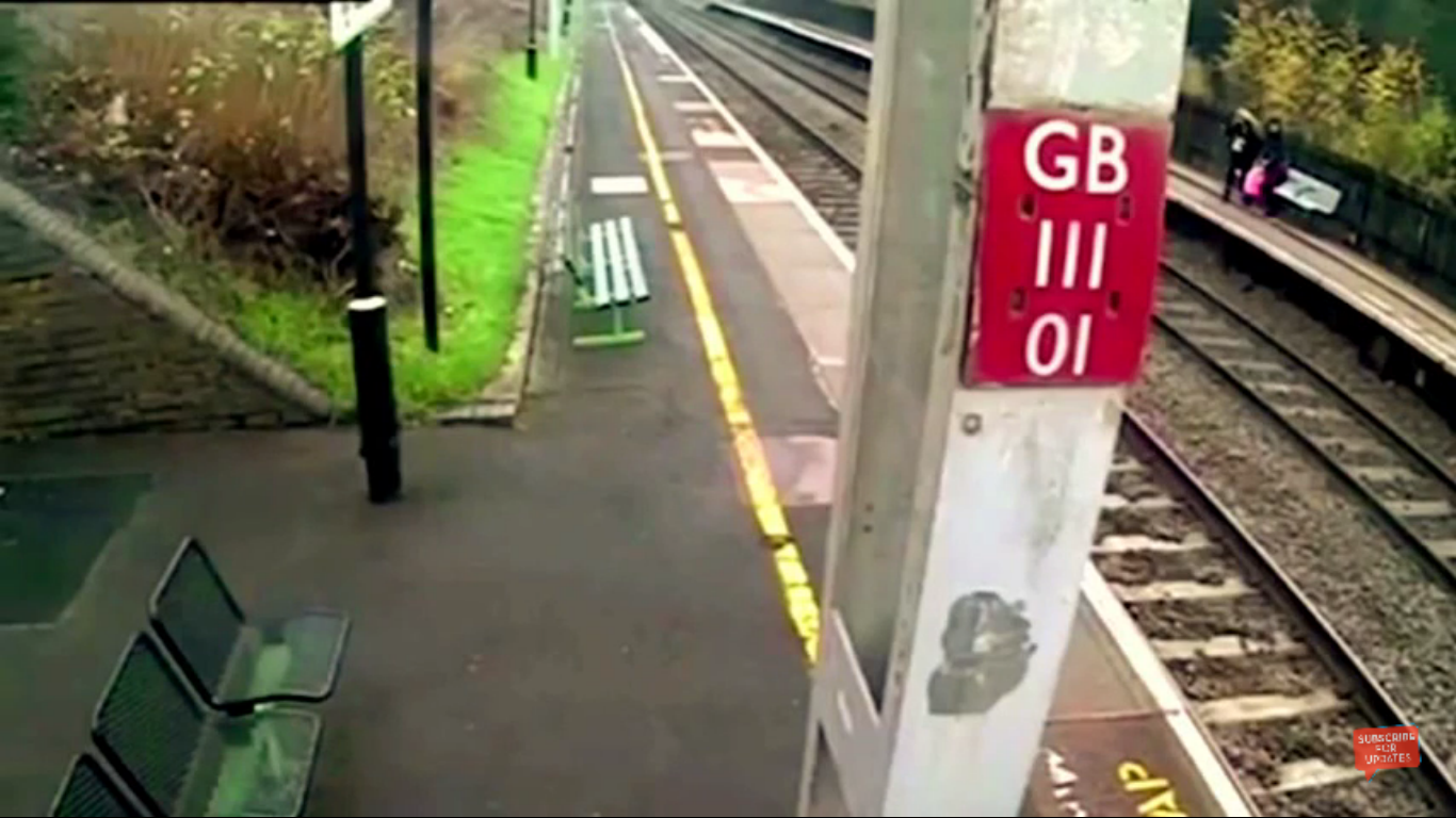 شاهد.. فتاة تُنقذ حياة صديقتها من الموت قبل دهسها بالقطار