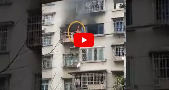 بالفيديو.. فتاة تتسلق بناية هربًا من حريق التهم شقتها