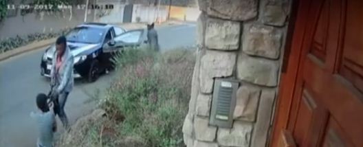 بالفيديو.. شجاعة فتاة قاومت شابين حاولا سرقتها في الشارع