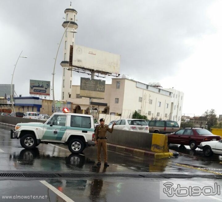 فتح نفق الغروي بعد اغلاقه بسبب الامطار بـ خميس مشيط (3)