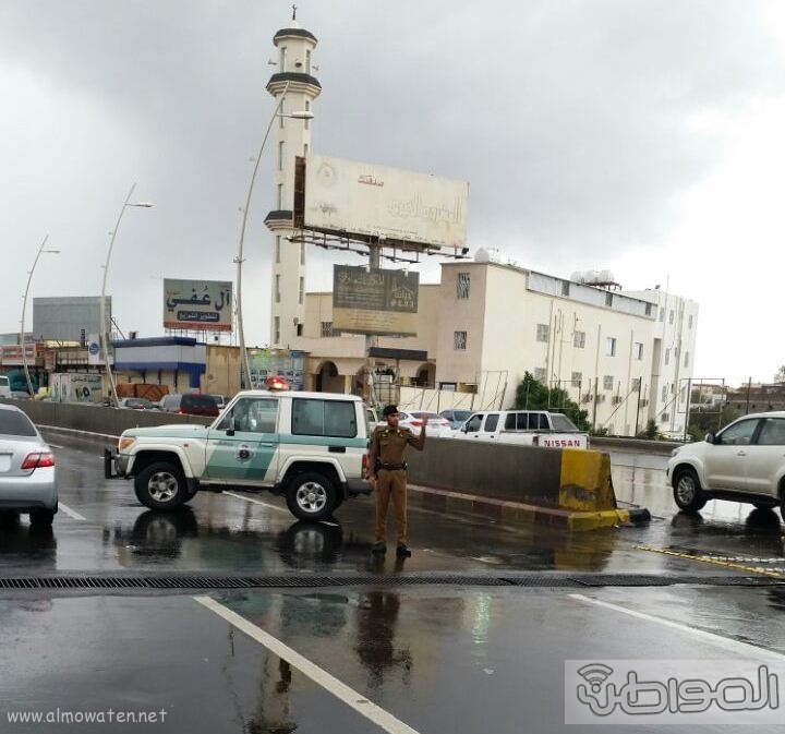 فتح نفق الغروي بعد اغلاقه بسبب الامطار بـ خميس مشيط (4)