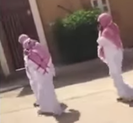 فيديو .. فتيات يتجولن بالثوب والشماغ بأحد شوارع الرياض !