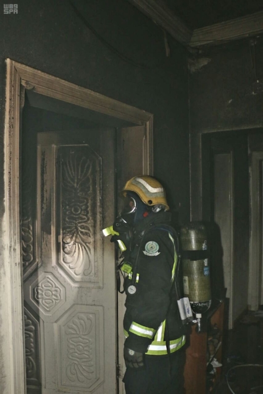 فرق الدفاع المدني بالعاصمة المقدسة تخمد حريقًا نشب في مبنى سكني
