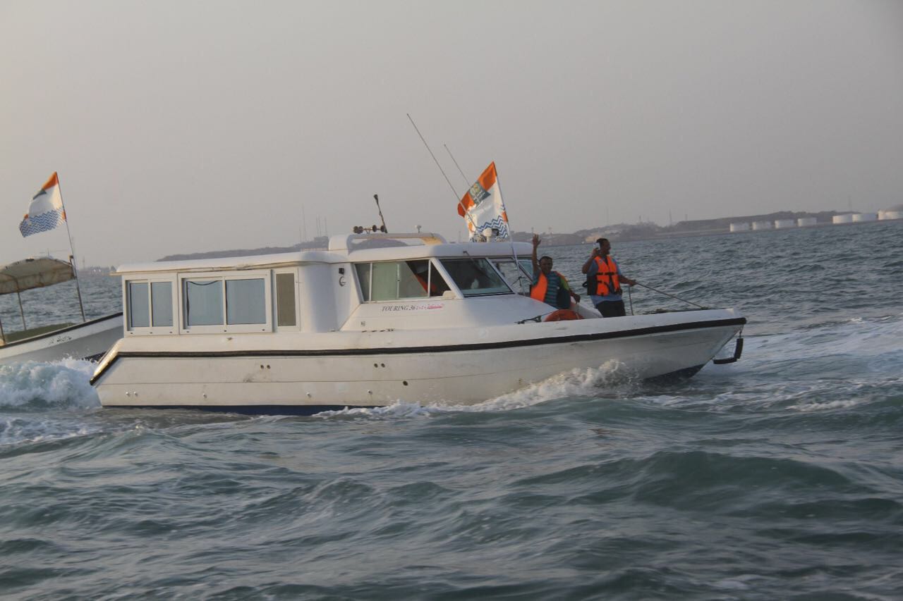 بالصور.. 28 قاربًا تشارك في مسيرة بحرية ضمن “الأمن والسلامة غايتنا”