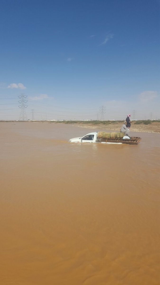 بالصور.. فك احتجاز شخصين داخل مركبتهما في مجرى وادي سعد