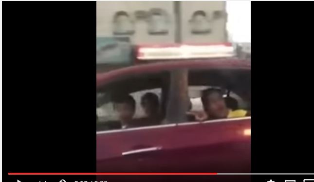 مواطن يوثق بالفيديو طفلًا يقود مركبة بشوارع مكة