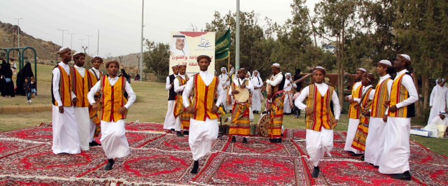 رَقَصات فلكلورية واستعراضية تجذب زوار “صيف الباحة”