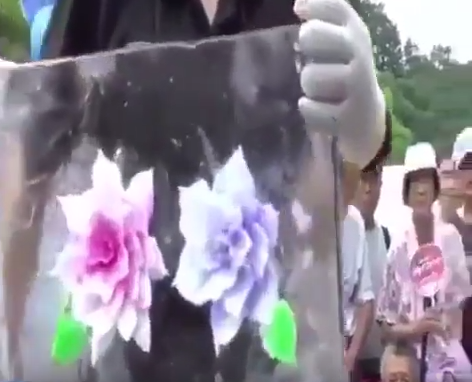 شاهد.. فنان ياباني ينحت داخل قطعة ثلج  بشكل مذهل