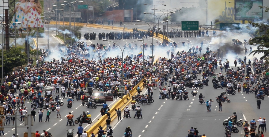 ارتفاع حصيلة قتلى احتجاجات فنزويلا إلى 102.. وواشنطن تهدد