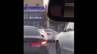 دوريّة مرور تتجاوز الإشارة الحمراء في الرياض.. هذا ما حدث لها!