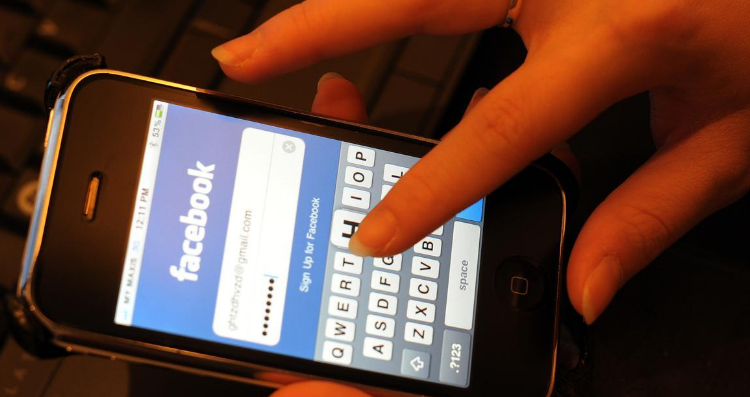 فيسبوك يكشف سبب حجب بعض حسابات المستخدمين