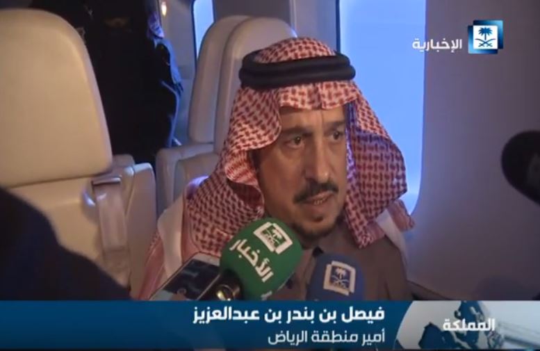 بالفيديو.. أمير الرياض يتفقد أضرار الأمطار جواً