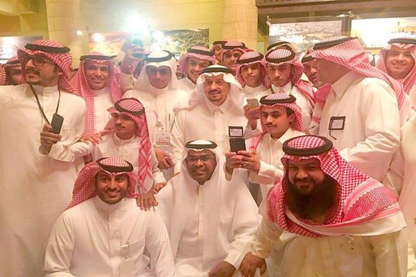 شاهد.. فيصل بن بندر يجلس مع الشباب ويتحاور معهم بتواضع