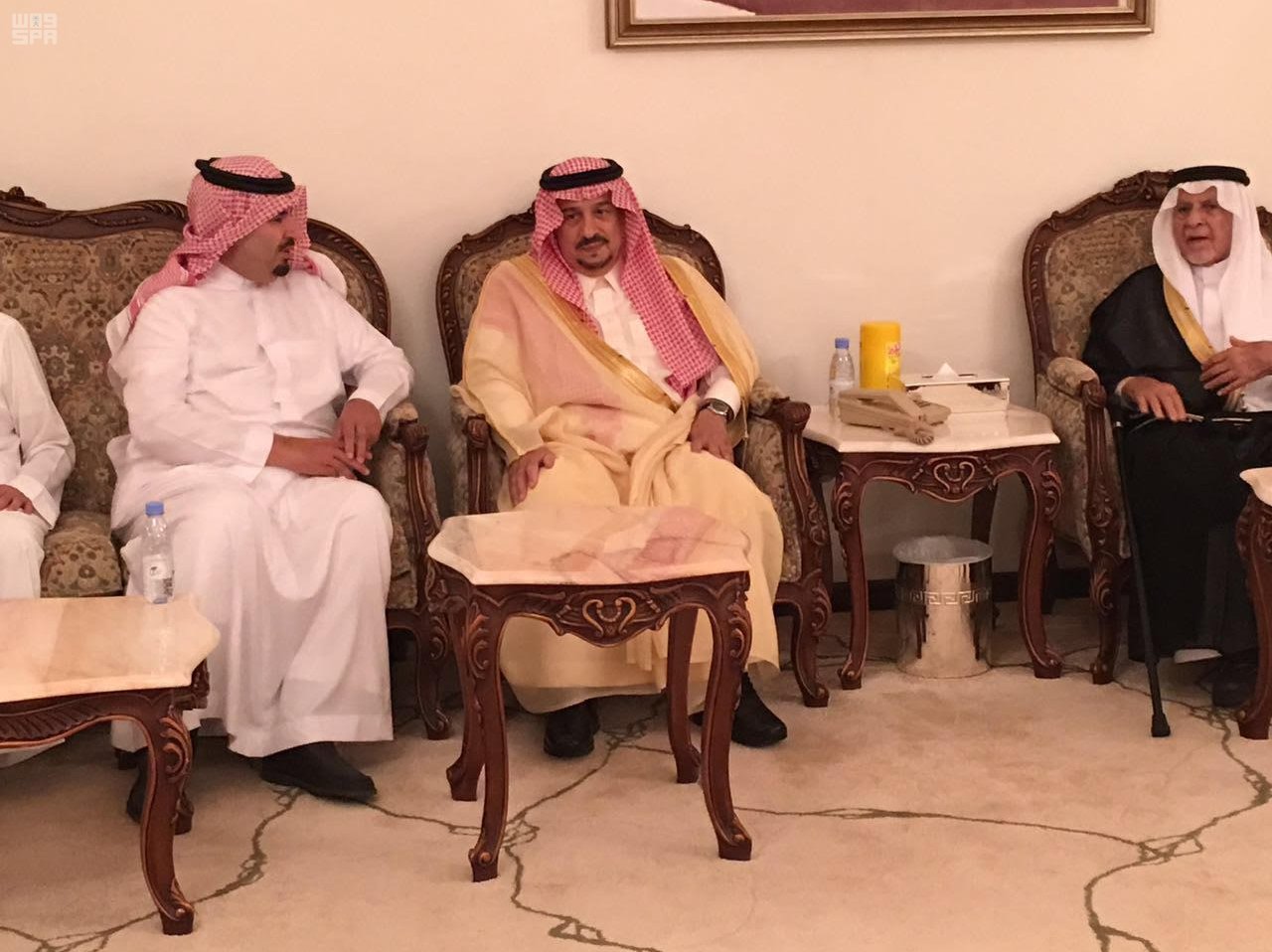 أمير الرياض يعزي أبناء الأمير بدر بن عبد العزيز في وفاة الأميرة نوف